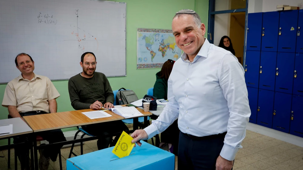 Efrat Mayor Oded Revivi votes in the municipal election, March 10, 2024. Photo by Gershon Elinson/Flash90.