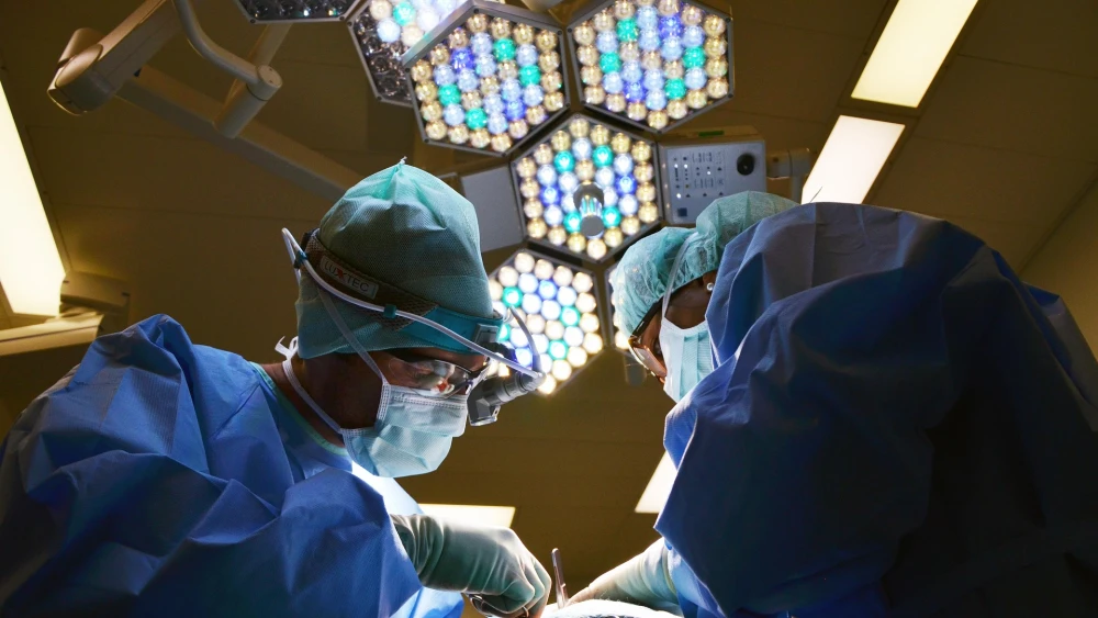 Doctors operating in a hospital. Credit: Marion Brun/Pixabay.