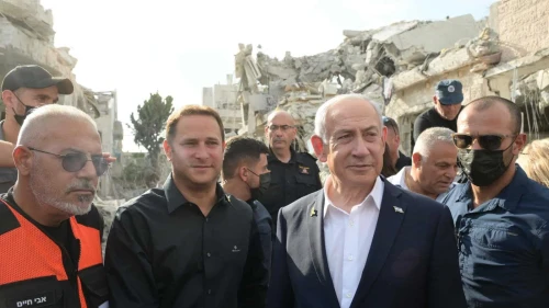 Israeli Prime Minister Benjamin Netanyahu visits the site of an Iranian missile strike in Rishon Letzion, June 23, 2025. Photo by Amos Ben-Gershom/GPO.
