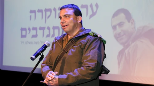 Judea and Samaria Division Commander Brig.-Gen. Eran Niv speaks at an evening in commemoration of Lieutenant Colonel Moshe Mualem, commander of the Beaufort battalion, who was killed in the twin helicopter crash over the rural community of Sha'ar Yishuv in February 1997, in Gush Etzion on February 17, 2018. Credit: Gershon Elinson/FLASH90