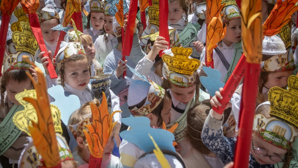 Children from the Toldot Aharon Talmud Torah march through the Mea Shearim neighborhood in Jerusalem ahead of the holiday of Shavuot, May 19, 2026. Photo by Chaim Goldberg/Flash90.