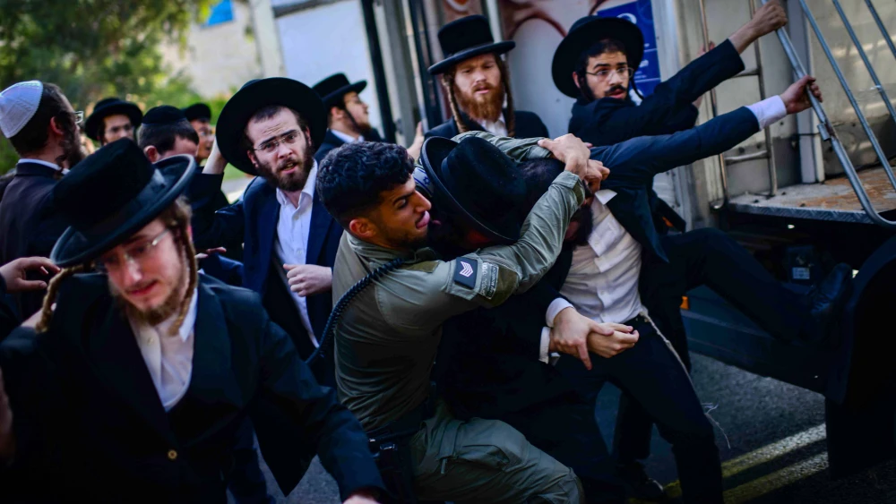 Ultra-Orthodox men clash with police during a protest against the military draft outside the Israel Defense Forces' Meitav Reception and Sorting Base at Tel Hashomer in Ramat Gan, Aug. 5, 2024. Photo by Tomer Neuberg/Flash90.