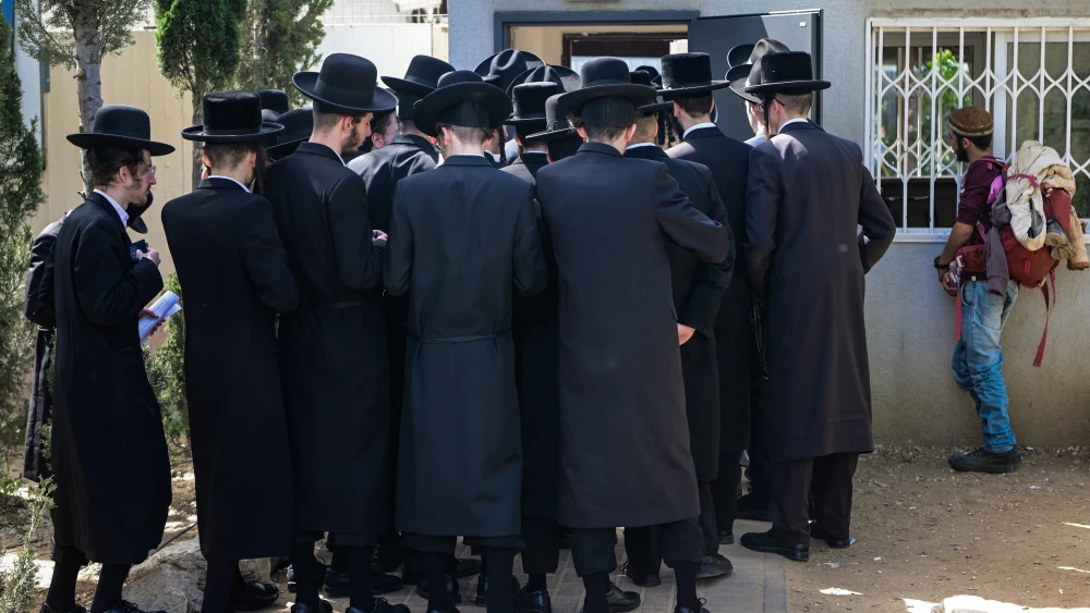 חרדים בלשכת גיוס תל השומר
