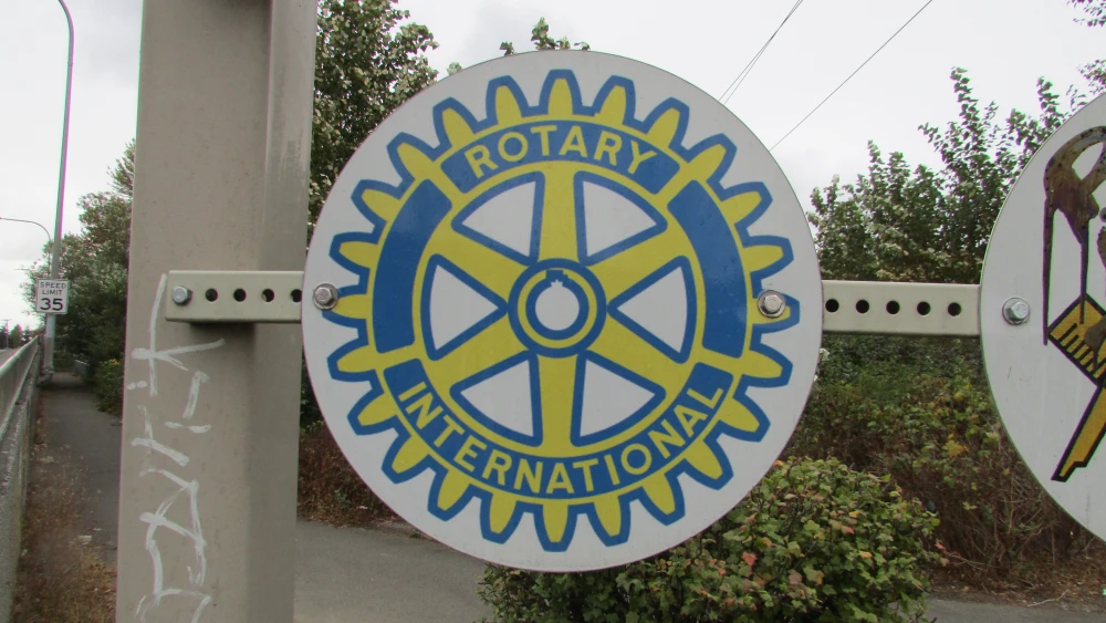 Rotary International logo on a city welcome sign. Credit: Chris Light via Wikimedia Commons.
