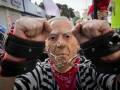 Anti-Netanyahu protesters outside the Jerusalem District Court where the Israeli prime minister's trial is being held, April 25, 2021. Photo by Olivier Fitoussi/Flash90.
