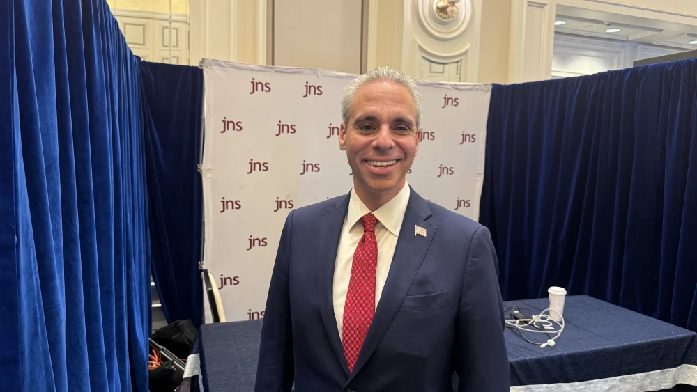Boca Raton Mayor Scott Singer, a Republican, speaks to JNS at the Republican Jewish Coalition conference in Las Vegas on Aug. 31, 2026. Photo by Andrew Bernard.