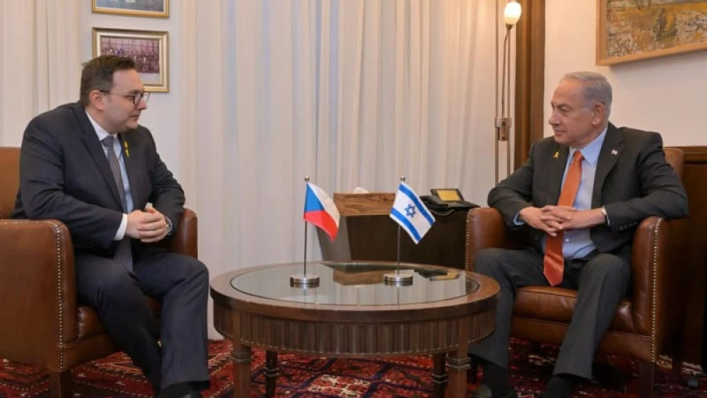 Benjamin Netanyahu, right, speaks with Jan Lipavsky in Jerusalem, Israel on Feb. 26, 20225. Photo by Kobi Gideon/GPO.