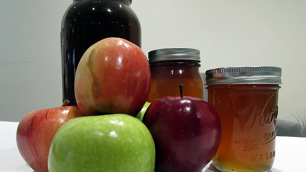 Apples and honey. Credit: Pixabay.