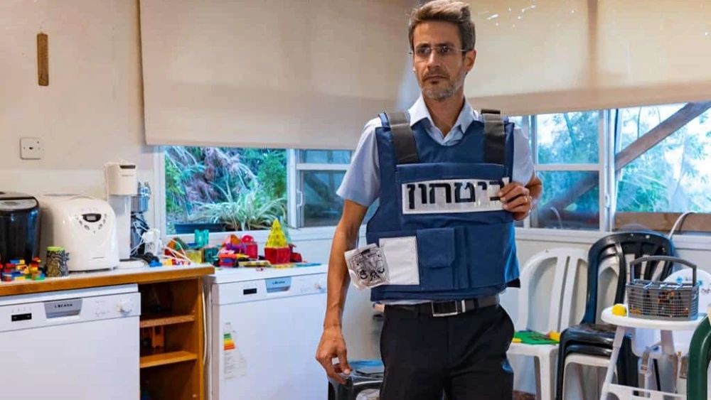 Kiryat Shmona Mayor Avichai Stern visits a private home in the northern Israeli city that was hit by a rocket on Oct. 23, 2023. Photo by Erez Ben Simon/TPS.