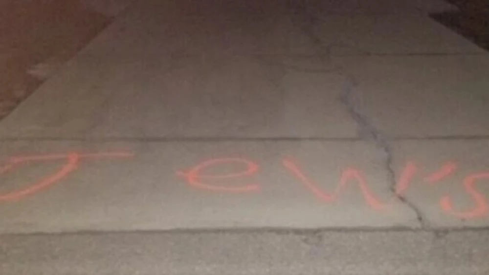 The driveway of a rabbi's home in Florida was vandalized with anti-Semitic graffiti, March 2022. Source: Screenshot.
