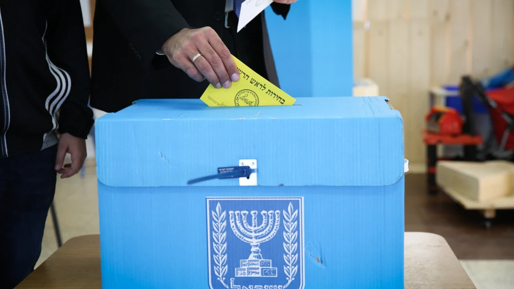 Tzfat mayoral candidate Ilan Shohat casts his ballot at a voting station on the morning of the Municipal Elections, on Oct. 30, 2018, in the northern Israeli city of Tzfat. Credit: David Cohen/Flash90.