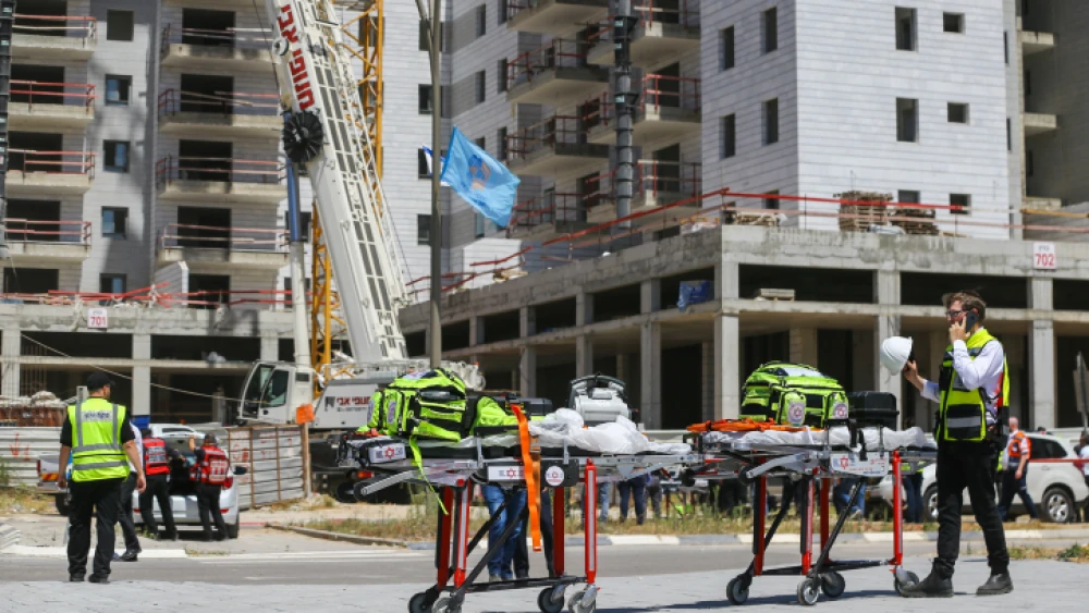 The scene where a crane collapsed at a construction site in Yavne, killing four people and injuring one more, on May 19, 2019. Photo by Flash90.