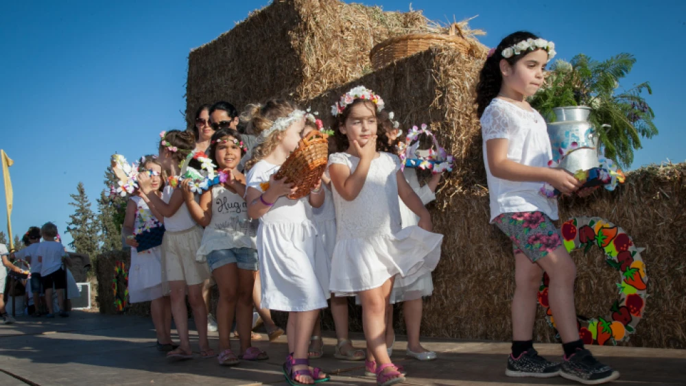 Shavuot celebrations at Kibbutz Emek Yizrael. May 31, 2017. Photo by Anat Hermony/Flash90.
