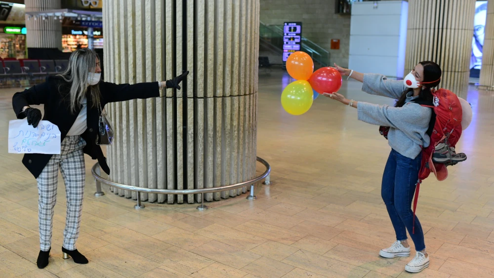 Israeli travelers who had been stranded in South America due to shutdowns prompted by the coronavirus arrive at Ben-Gurion International Airport from São Paolo through New York on March 23, 2020, Photo by Tomer Neuberg/Flash90.