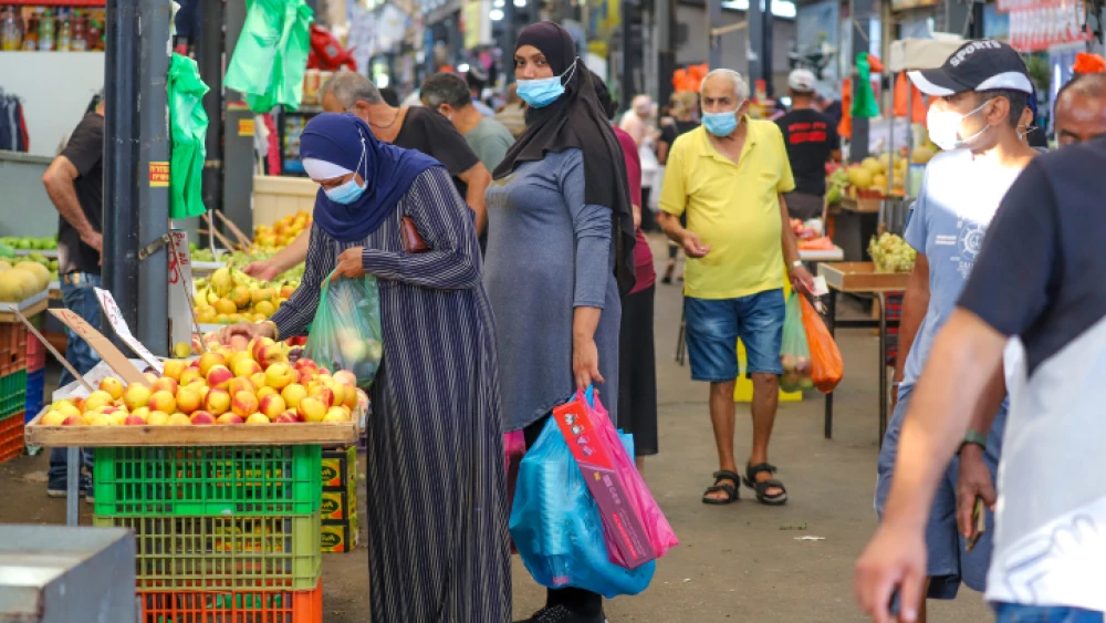 Israelis shop at the outdoor market in Ramle on Sept. 17, 2020. Photo by Yossi Aloni/Flash90.