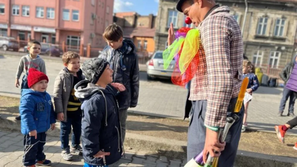 Dream Doctor Nimrod Eisenberg cheering a Ukrainian refugee at the Polish border in Medika. Photo courtesy of Dream Doctors