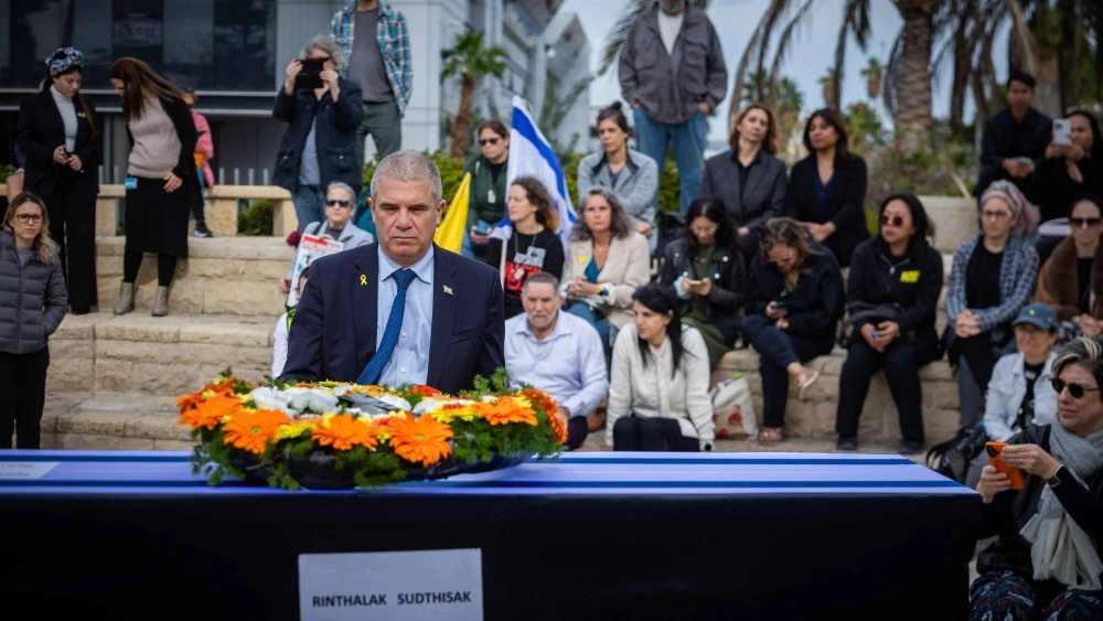 Relatives and friends of Thai national Sudthisak Rinthalak mourn next to his coffin during a farewell ceremony before being flown to Thailand for burial, at Ben Gurion airport, near Tel Aviv, Dec. 9, 2025. Photo by Chaim Goldberg/Flash90.