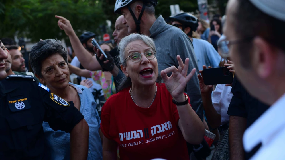 Secular activists shout at worshipers on Yom Kippur over gender segregation at Dizengoff Square, Tel Aviv. Sept. 24, 2023. Photo by Tomer Neuberg/Flash 90. *** Local Caption *** יום כיפור כיפורים כיכר דיזנגוף הפרדה ראש יהודי תל אביב