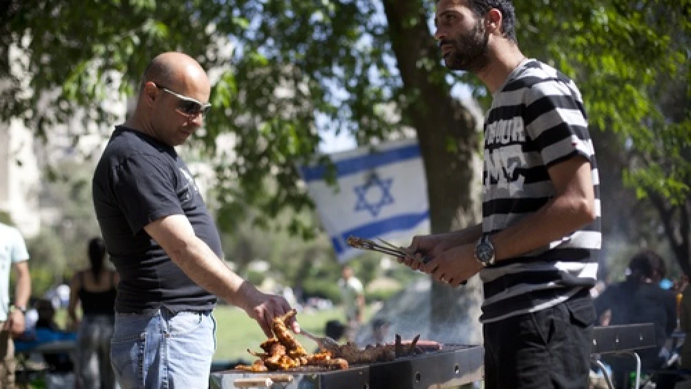 An Israeli family has a barbecue during the celebration of Israel's 64th Independence Day at Sacher Park in Jerusalem, April 26, 2012. Credit: Yonatan Sindel/Flash90.