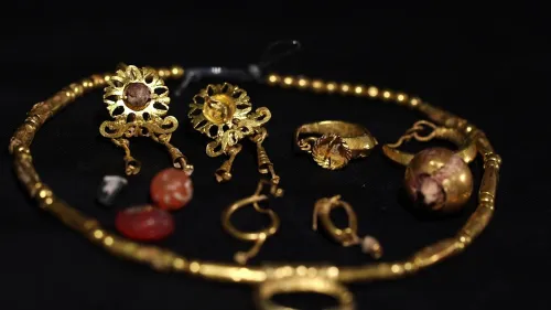 The assemblage of fine gold jewelry. Photo by Emil Aladjem/Israel Antiquities Authority.