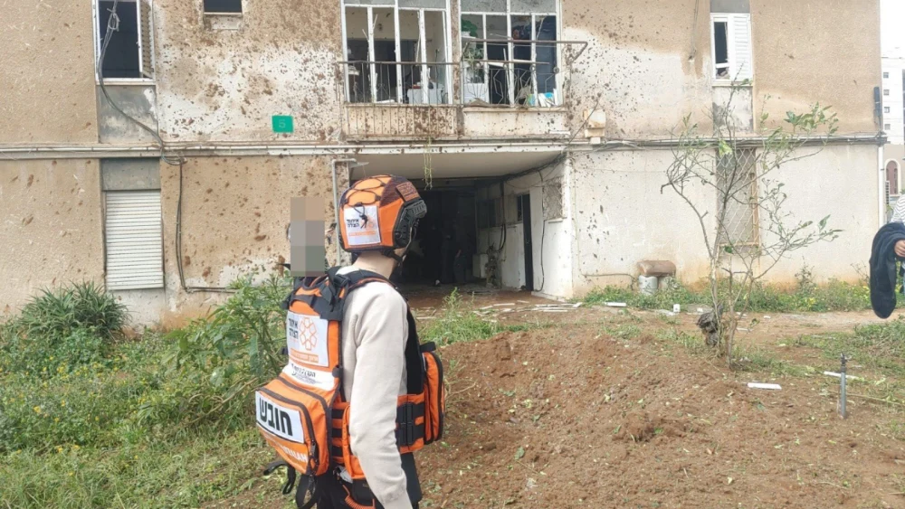 An impact site where missile debris struck in Petach Tikvah on March 31, 2026, causing damage to nearby vehicles and buildings. Photo by United Hatzalah Spokesperson’s Office.