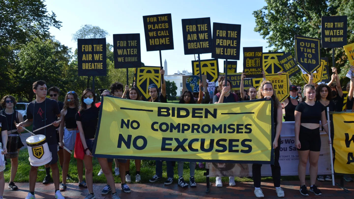 Members of the Sunrise GW group protesting outside of the White House in Washington, D.C. Source: Twitter.
