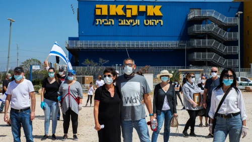 Families, friends and comrades of fallen soldiers and terror victims hold a Memorial Day ceremony outside the Ikea store in Rishon Letzion as part of a protest against the government’s closure of military cemeteries on Memorial Day, April 28, 2020. Photo by Cadya Levy/Flash90.
