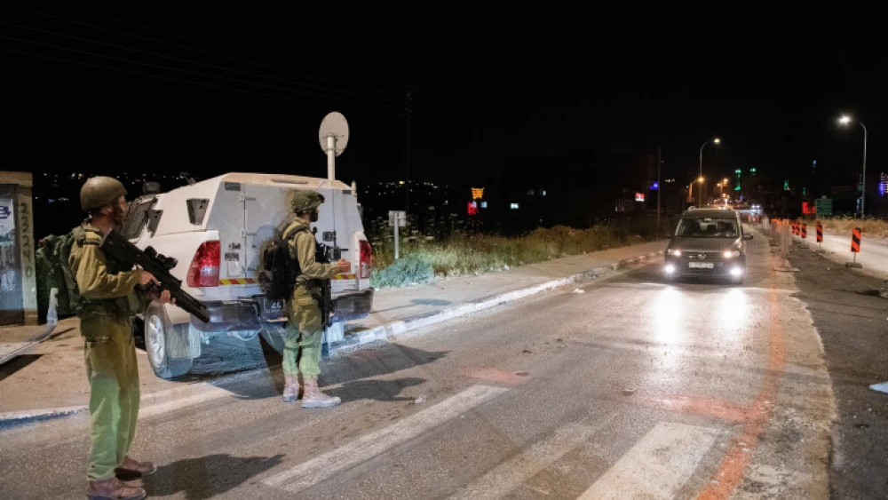 Israeli soldiers and police inspect the scene of shooting attack at Tapuach Junction, south Nablus/Shechem, on May 2, 2021. Photo by Sraya Diamant/Flash90.