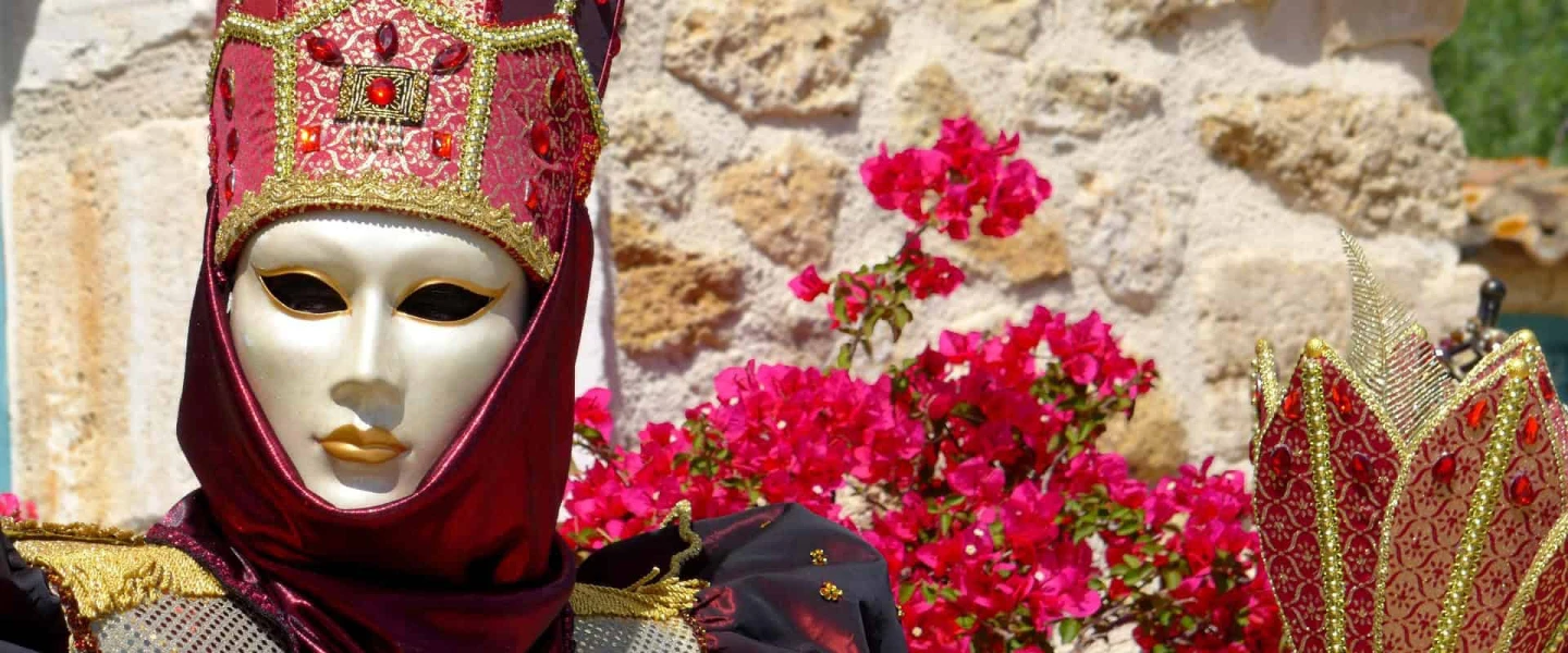 Purim Queen, Mask