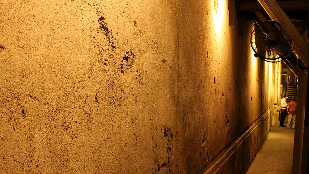 The huge stone of the Western Wall as seen in the Western Wall tunnels. Credit: Wikimedia Commons.