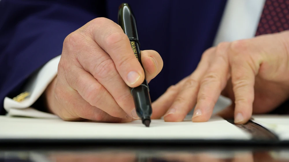 U.S. President Donald Trump signs an executive order during an event in the Oval Office of the White House, June 03, 2026. Photo by Kevin Dietsch/Getty Images.
