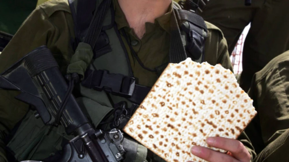 IDF soldiers had the chance to participate in the Passover Seder on Friday, the first night of the weeklong holiday. File photo: April 2009. (Photo by Edi Israel/Flash90)