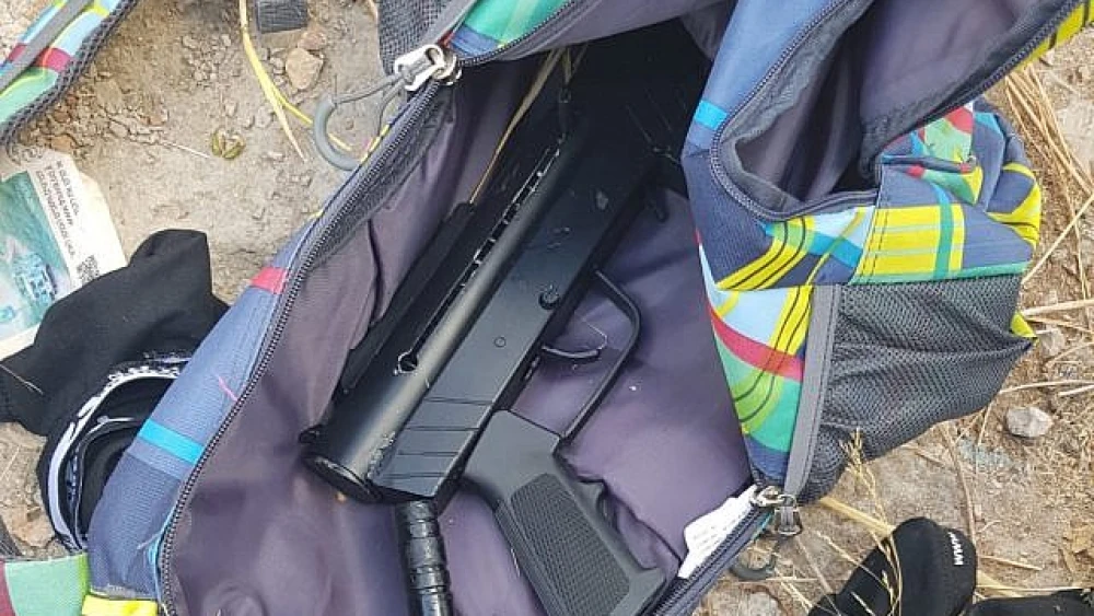 Submachine guns uncovered by the Israeli Border Police upon apprehension of Arab infiltrators from Shechem. Source: Border Police.