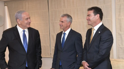 Israeli Prime Minister Benjamin Netanyahu with newly appointed Mossad Director David Barnea (center) and outgoing Mossad chief Yossi Cohen (right). Photo by Kobi Gideon/GPO.