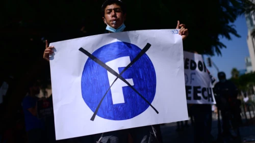 Right-wing protesters demonstrate outside the Facebook company branch in Tel Aviv on July 15, 2021. Photo by Tomer Neuberg/Flash90.