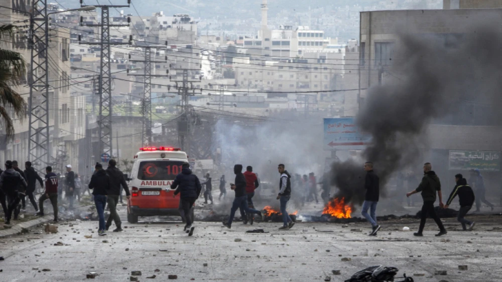 Palestinians attack Israeli security personnel near Joseph's Tomb in Nablus, April 13, 2022. Credit: Nasser Ishtayeh/Flash90.