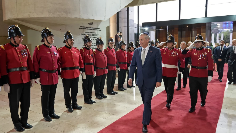 Voluntarios de la Bomba Israel (Quinta Compañía del Cuerpo de Bomberos de Ñuñoa) recibiendo al presidente José Antonio Kast en su llegada al Círculo Israelita de Santiago, 7 de septiembre de 2026. Crédito: Comunidad Judía de Chile (CJCh).