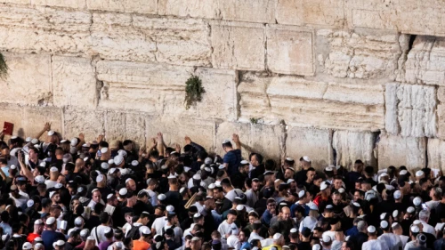 Thousands attend a prayer service ahead of Yom Kippur at the Western Wall in the Old City of Jerusalem on Oct. 8, 2019. Photo by Yonatan Sindel/Flash90.