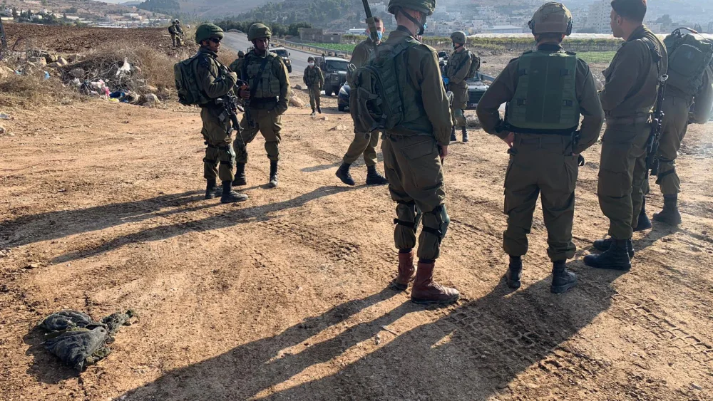 IDF forces at the scene of an attempted stabbing attack, near al-Fawwar refugee camp southwest of Hebron, on Nov. 8, 2020. Photo: Israel Defense Forces.