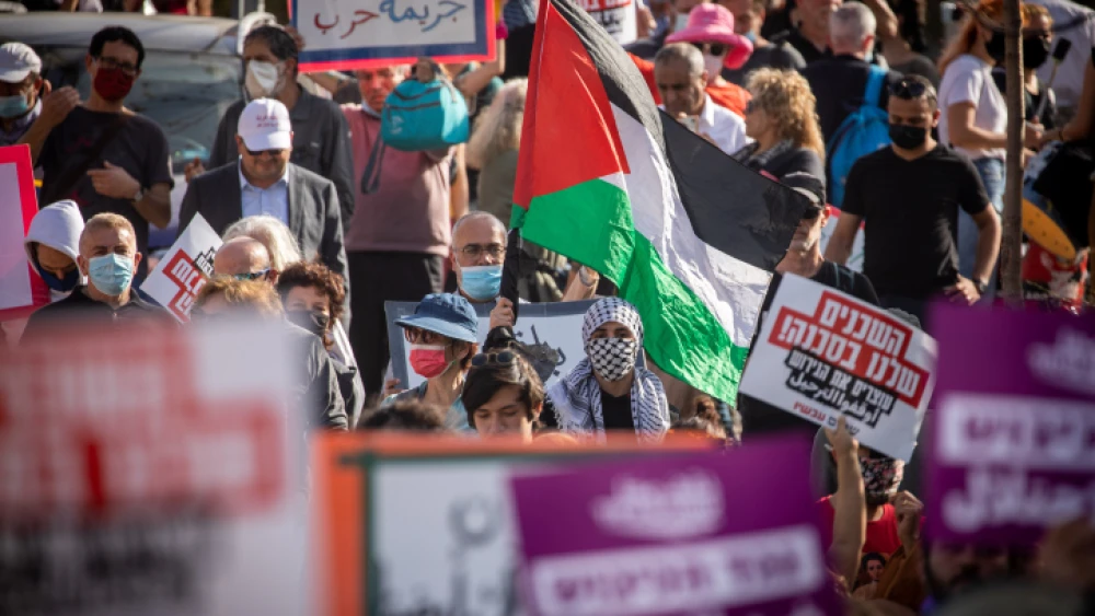 Palestinians and left-wing activists protest in the eastern Jerusalem neighborhood of Sheikh Jarrah on April 16, 2021. Photo by Yonatan Sindel/Flash90.
