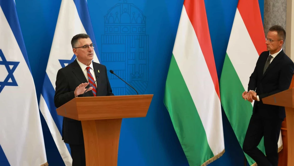 Israeli Foreign Minister Gideon Sa'ar (left) and Hungarian Foreign Minister Péter Szijjártó hold a press conference in Budapest on Sept. 8, 2025. Source: @gidonsaar/X.