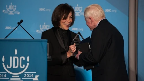 Click photo to download. Caption: Penny Blumenstein, the new president of JDC, presents José L. Cuisía, Philippine ambassador to the United States, with JDC’s Or L’Olam Award on Dec. 11 in Washington, DC. Credit: Richard Greenhouse for JDC.
