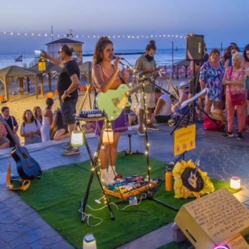 Coral Bismuth performing on the beach in Tel Aviv. Photo by Manu Greenspan.