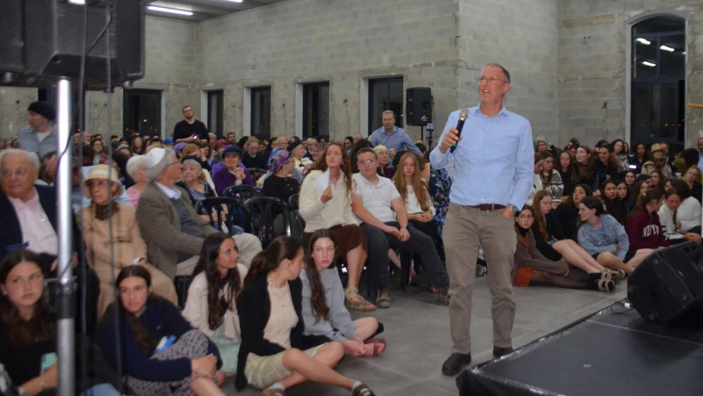 Rabbi Leo Dee speaks at the Shirat Lucy Events Hall in Efrat to commemorate the lives of his wife, Lucy, and daughters Miai and Rina, who were killed in a terrorist attack on April 7, 2023. Credit: Courtesy.