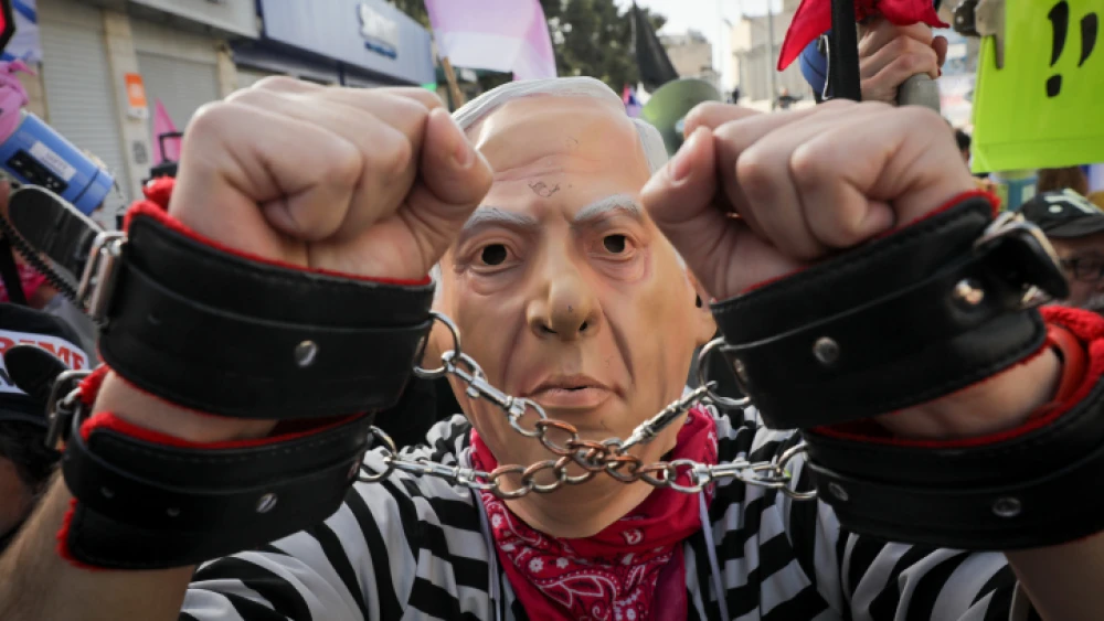 Anti-Netanyahu protesters outside the Jerusalem District Court where the Israeli prime minister's trial is being held, April 25, 2021. Photo by Olivier Fitoussi/Flash90.