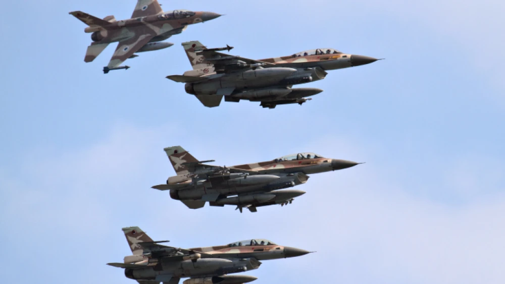 A squadron of F16Ds fly through the sky. June 28, 2010. Photo by Ofer Zidon/Flash90