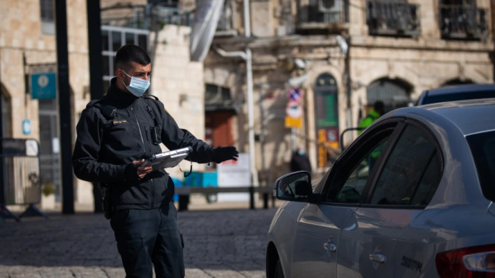 Israel Police officers at a temporary checkpoint at the Jaffa Gate in Jerusalem on Dec. 28, 2020, during Israel’s third coronavirus lockdown. Photo by Yonatan Sindel/Flash90.