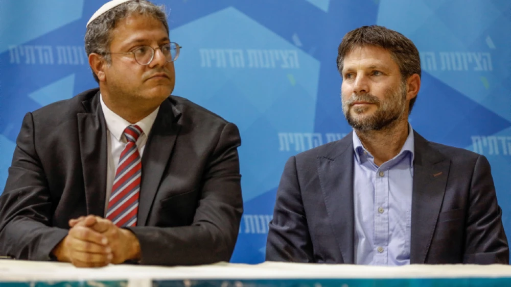 Otzma Yehudit Party chairman Itamar Ben-Gvir (left) and Religious Zionism Party head Bezalel Smotrich at a campaign event in Sderot, Oct. 26, 2022. Photo by Flash90.