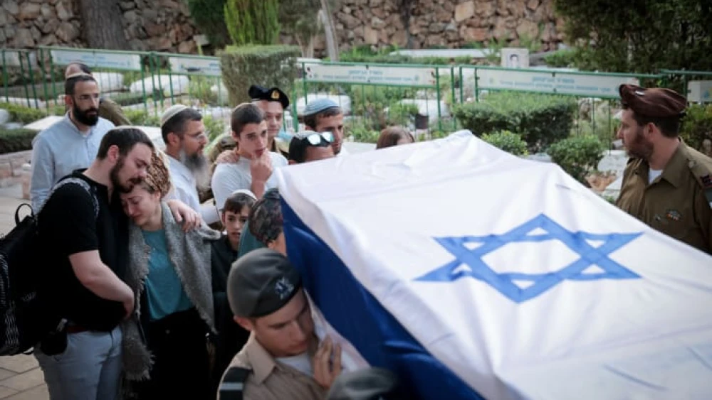 Mourners attend the funeral of IDF soldier David Shila at the Mount Herzl Military Cemetary in Jerusalem, Oct. 8, 2023. Photo by Noam Revkin Fenton /Flash90.
