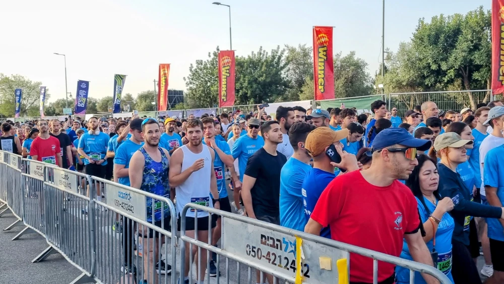 Hundreds of runners begin the Jerusalem Winner Marathon on April 17, 2026. Photo by Sharon Altshul.